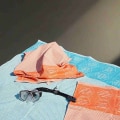 Einzigartiges Strandtuch (Liegetuch oder Handtuch) aus 100% Bio-Baumwolle | Mit eingewebten Botschaften der Liebe | Farbe: Ozeanblau | Made in Austria!